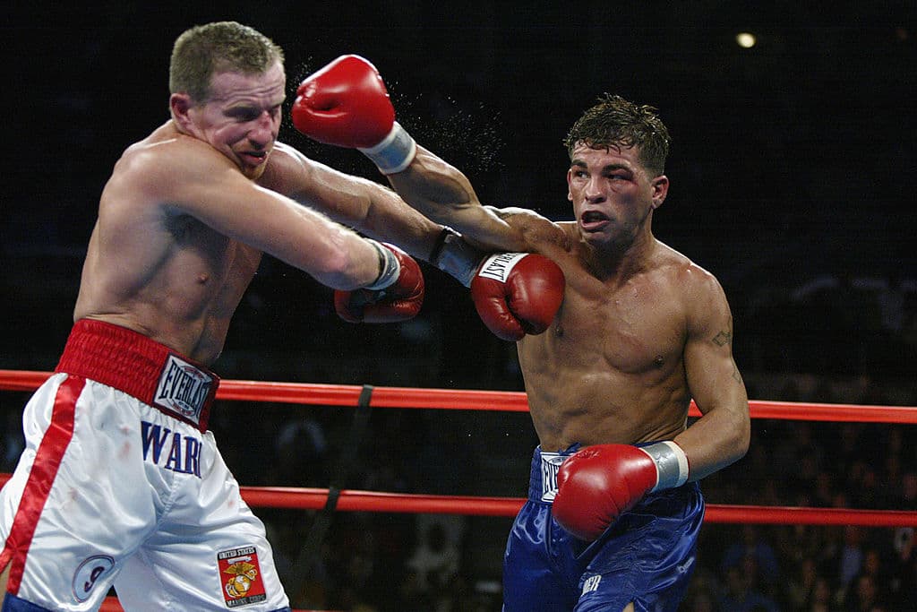Arturo Gatti golpea a Mickey Ward con un derechazo el 23 de noviembre de 2002, una noche en la que se recuerda su noveno asalto, el que alguno llegan a nombrar como 'el round del siglo'. Esta pelea se llevó a cabo el 23 de noviembre de 2002 en el Convention Hall en Atlantic City, New Jersey. El público miró ese noveno round de pie, fue inmenso.