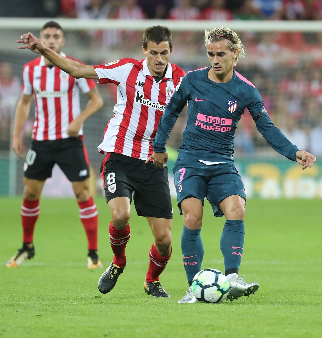 Antoine Griezmann también buscaba alternativas en ataque, pero la defensa local se mostraba férrea.