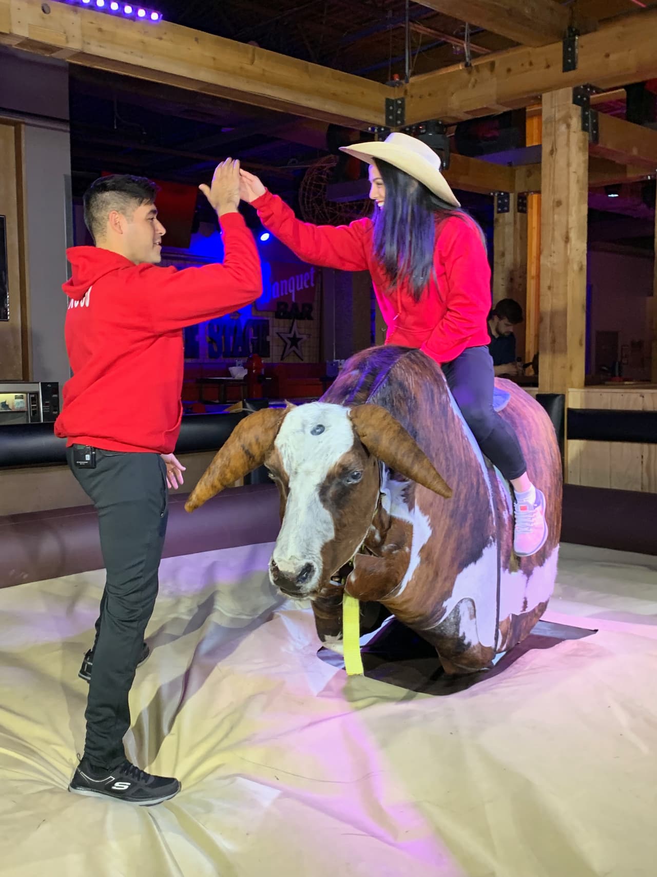 Los participantes de la emocionante Carrera de la Copa Oro de Univision Deportes visitaron Denver y aprovecharon para conocer el estadio de los Broncos, así como un bar de rodeo para pasar un buen rato.