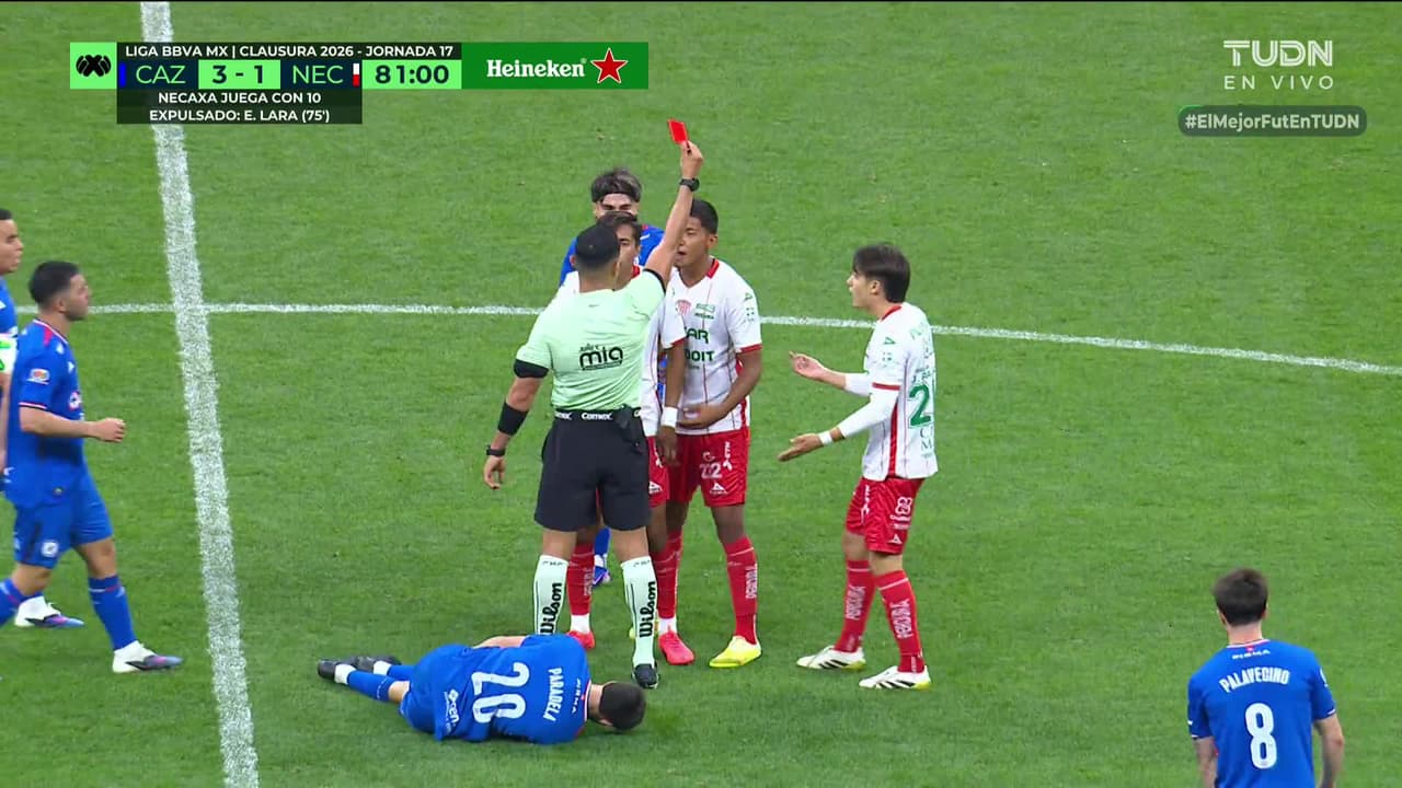 ¡Expulsión! El árbitro saca la roja directa a Ricardo Alonso.