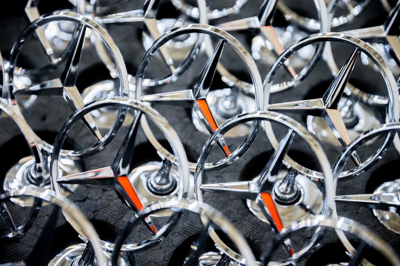 Daimler AG Mercedes-Benz también enfrenta problemas para mantener sus ritmos de venta.