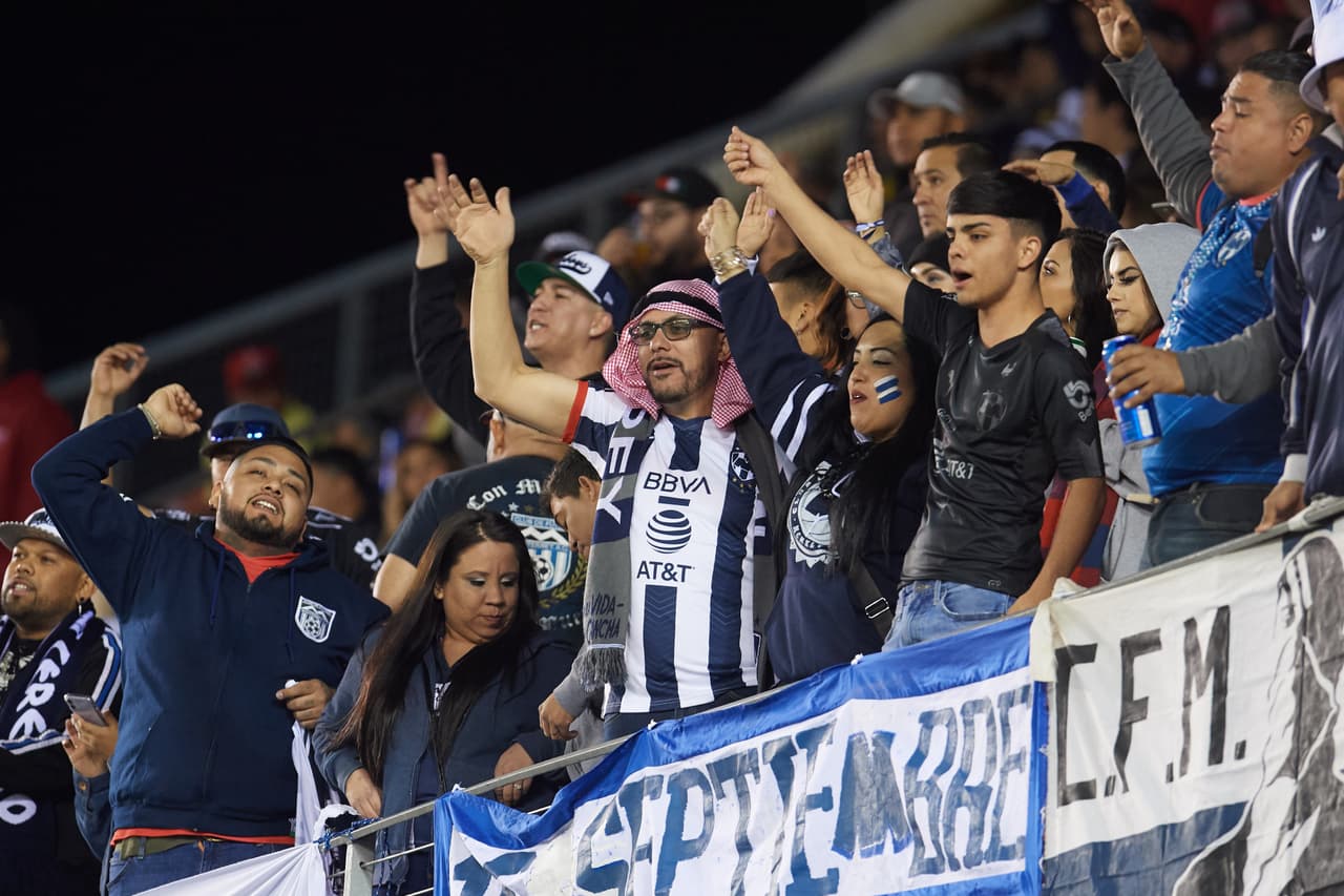 Salvador Cabañas recibió un reconocimiento durante el encuentro pero no fue noche redonda por la derrota de las Águilas ante Monterrey.
