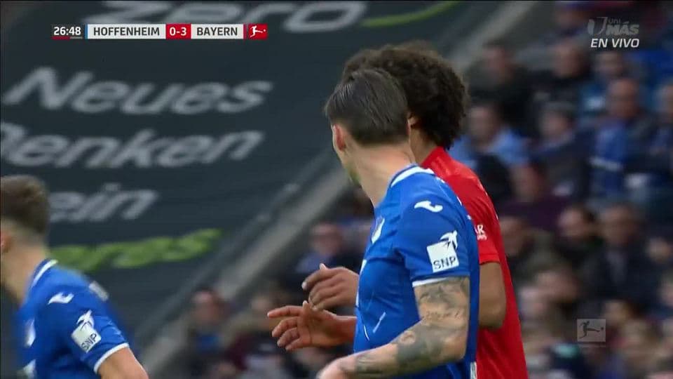 Tiro desviado de Joshua Zirkzee