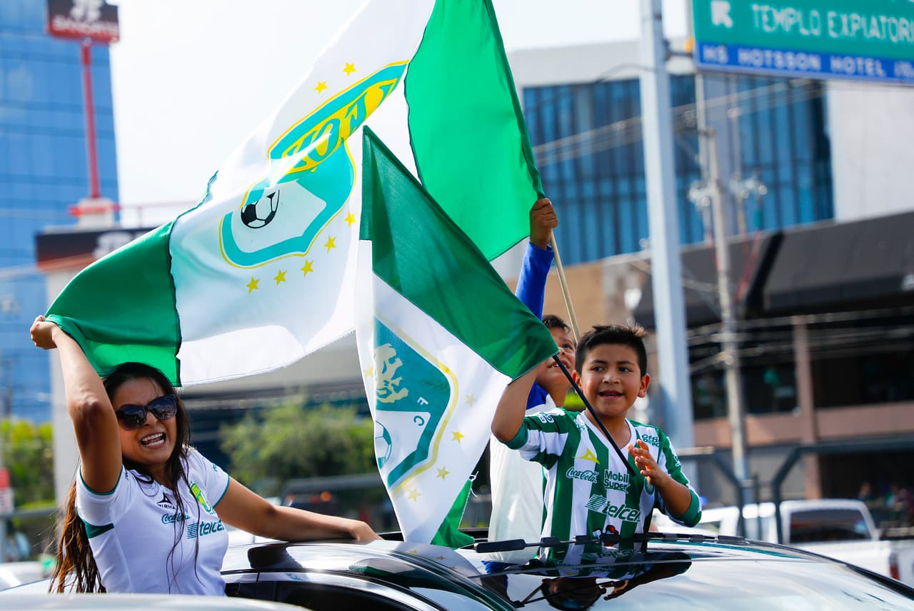 A pocos minutos de la Final del Clausura 2019 entre León y Tigres así viven los fanáticos la llegada al estadio.