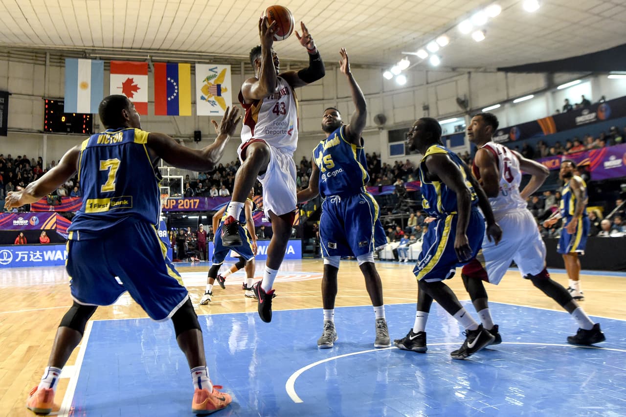 Aunque luego perdió ante Venezuela (86-84) y Argentina (104-58), consiguió el pasaje para el cuadrangular final por la derrota de Venezuela ante Canadá por (66-75).