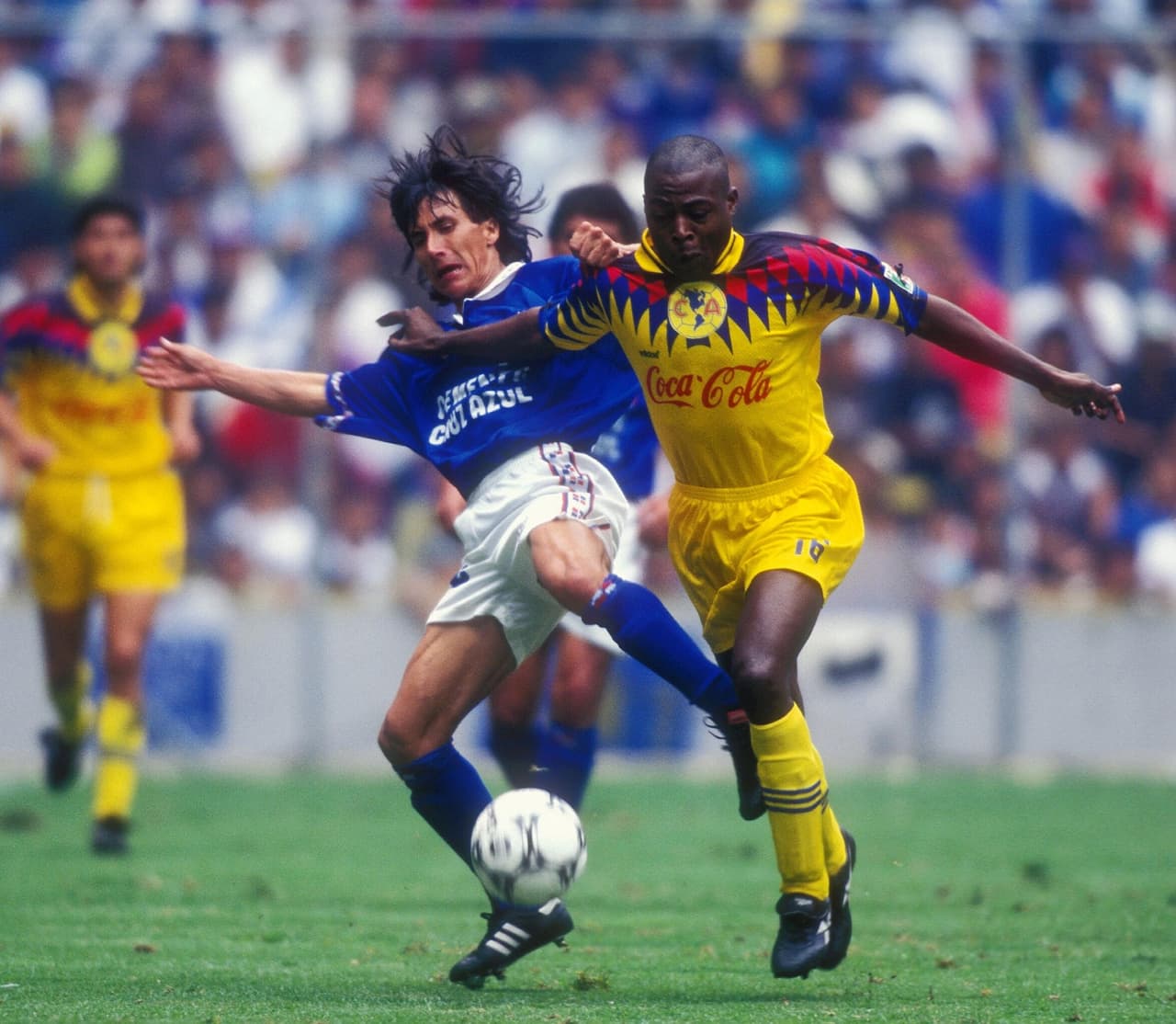 No obstante, Kalusha pasó a la historia por un terrible fallo ante Cruz Azul que casi costó la eliminación del América en la liguilla de 1996.