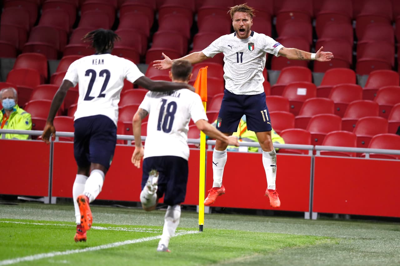 Nicolo Barella celebra con Ciro Immobile y Moise Kean tras la anotacion.