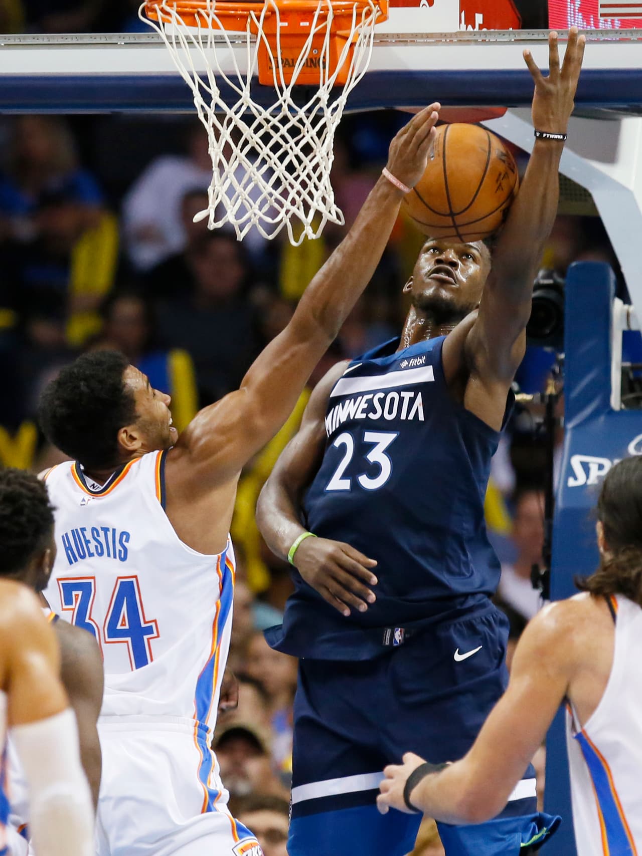 Un triple de Andrew Wiggins cuando el tiempo expiraba le dio un triunfo a los Timberwolves con pizarra de 115-113 sobre el Thunder.