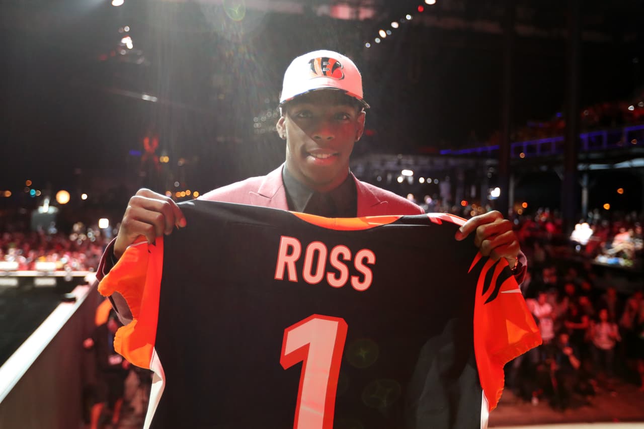 <b>9 JOHN ROSS | WR Cincinnati Bengals</b>
<br>Universidad: Washington
<br>Estatura: 5’11’’
<br>Peso: 188 libras
<br>
<br>Destacar: Se rasgó un ligamento en su rodilla izquierda en 2015, pero no parece haber tenido ningún efecto en su velocidad al registrar 4.22 segundos dejando récord en la prueba de las 40 yardas.
<br>
<br>Resumen: Claro, Ross es un poco pequeño, pero será el jugador más rápido en casi cualquier campo que pise.
<br>
<br>Conclusión: Ross es el primer receptor de Washington en la primera ronda desde 2004, cuando Reggie Williams fue #9 general.