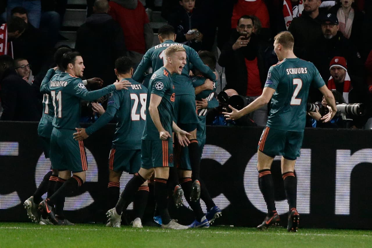Con goles de Hakim Ziyech y Quincy Promes, el Ajax se impone 0-2 al Lille. El mexicano Edson Álvarez entró de cambio al medio tiempo por Noussair Mazraoui.