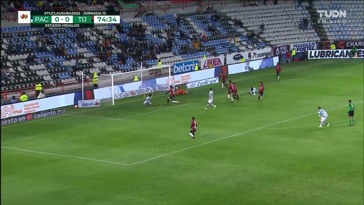 ¡CERCA! Romario Ibarra disparó que se estrella en el poste.