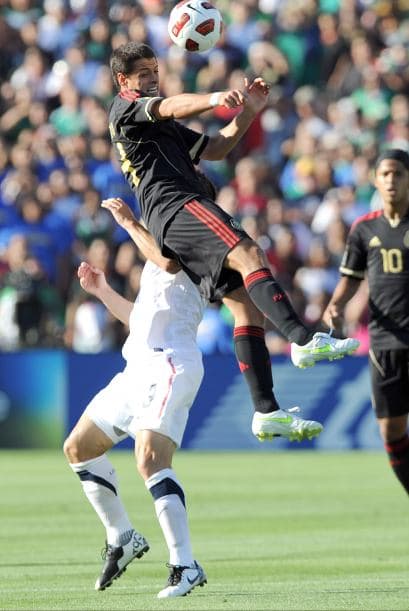 Javier Hernández, durante los primeros minutos del partido, recibió un centro por la banda derecha pero su cabezaso pasó pasó por encima de la portería. Gran salto del mexicano.