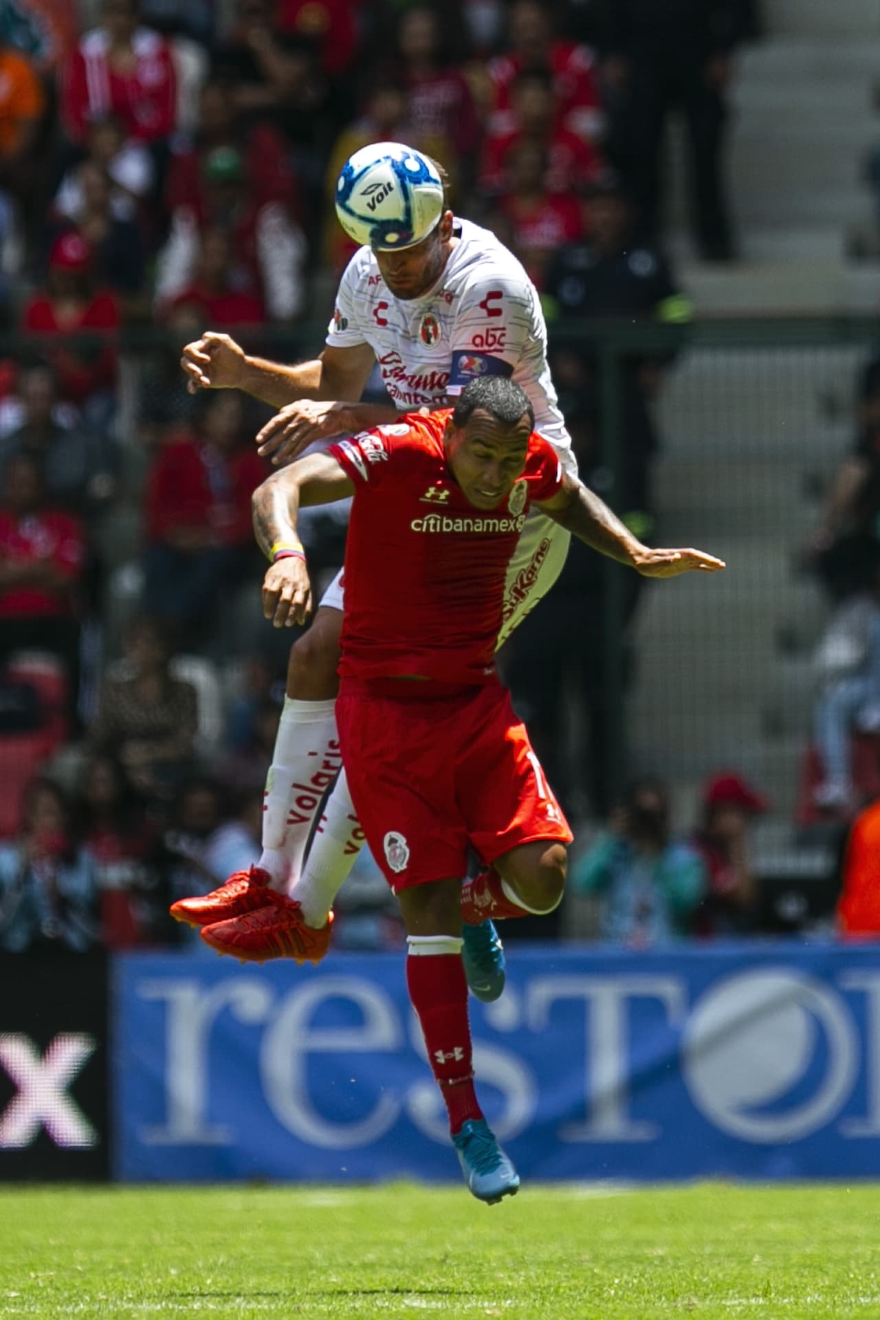 Edgar Pardo tratando de ganar el juego aereo.