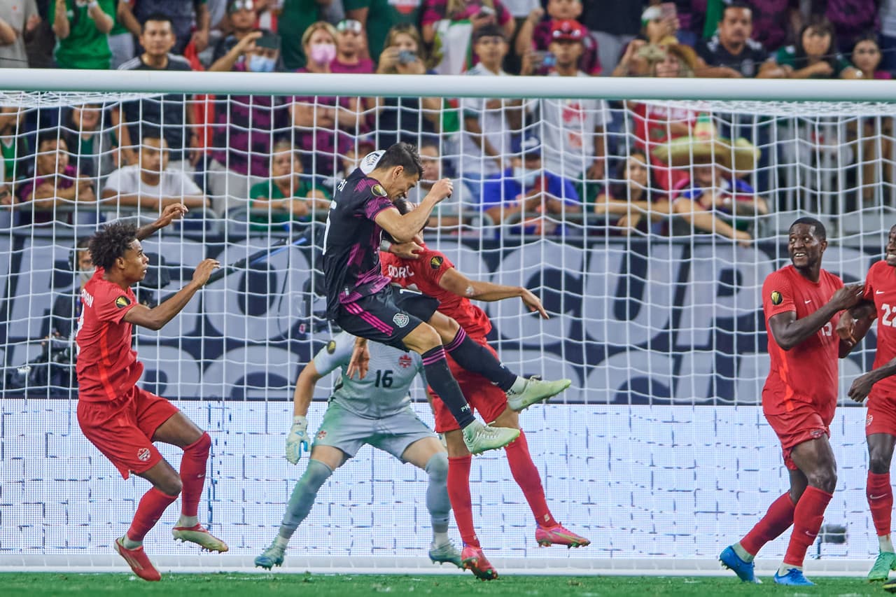 Orbelín pineda (45+2) y Héctor Herrera (90+8) se encargan de anotar en el sufrido triunfo de México 2-1 sobre a Canadá.