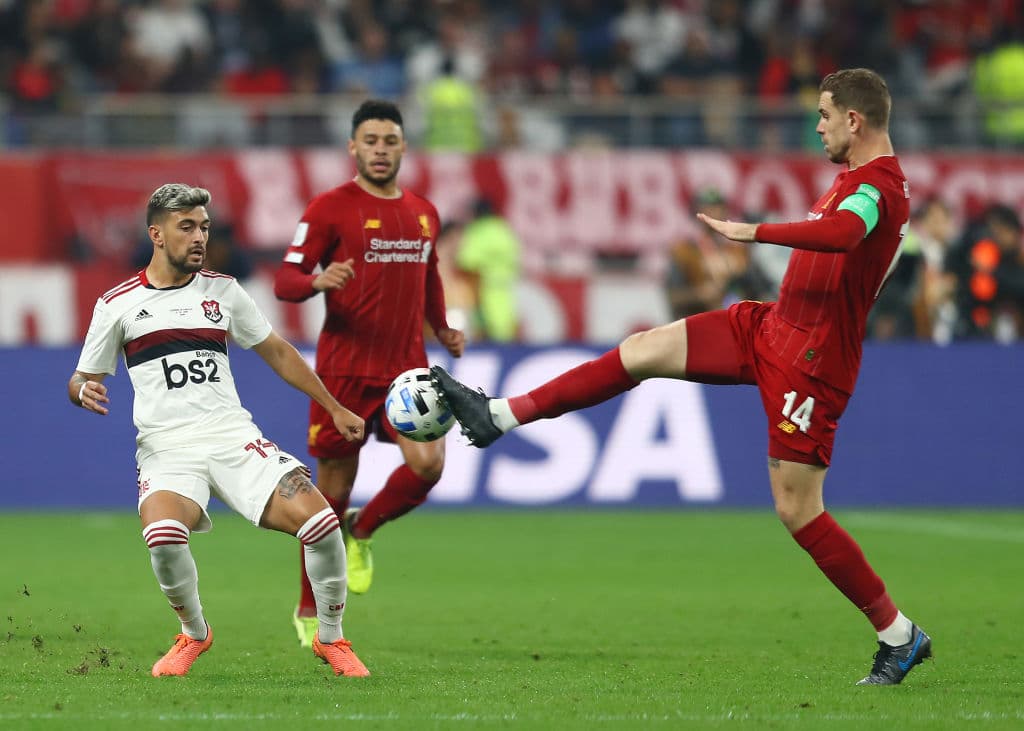 Jordan Henderson del Liverpool trata de ganarle el balón a Giorgian De Arrascaeta del CR Flamengo.