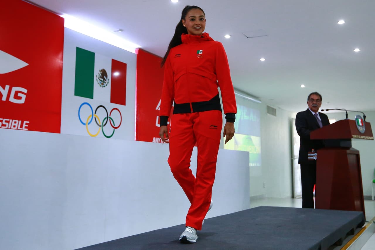 El modelo de uniforme rojo, en su plano general.