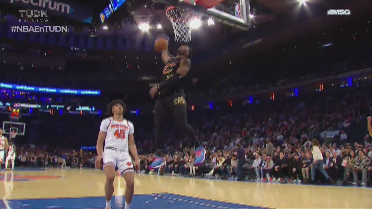 ¡Para la foto! Mitchell la retaca con poder, pero no cuenta