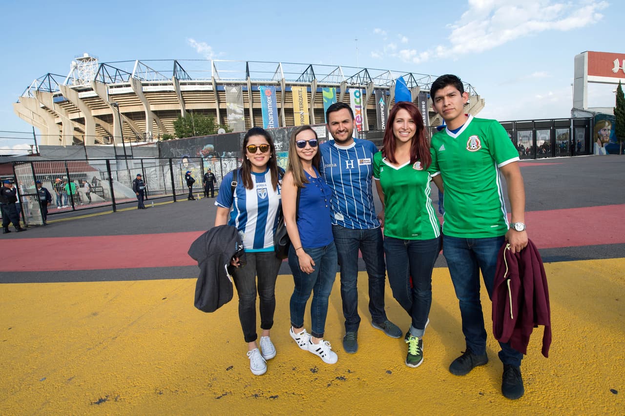 Aficionados de México y Honduras se dieron cita en el Estadio Azteca para apoyar a su selección. Gorros, penachos, sombreros y maquillaje fue sólo una parte del folclor.
