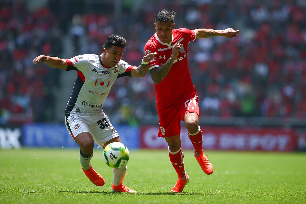 A partir de ese momento los de la Manada, como era lógico y de esperarse, recularon, se atrincheraron en su último cuarto de cancha y esperaban resistir la artillería con uno menos.