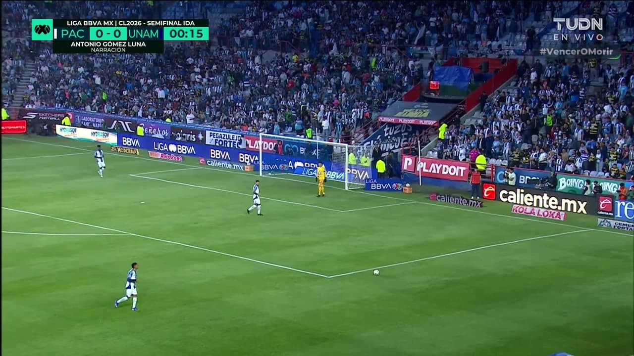 Arranca el partido y la pelota está en juego.