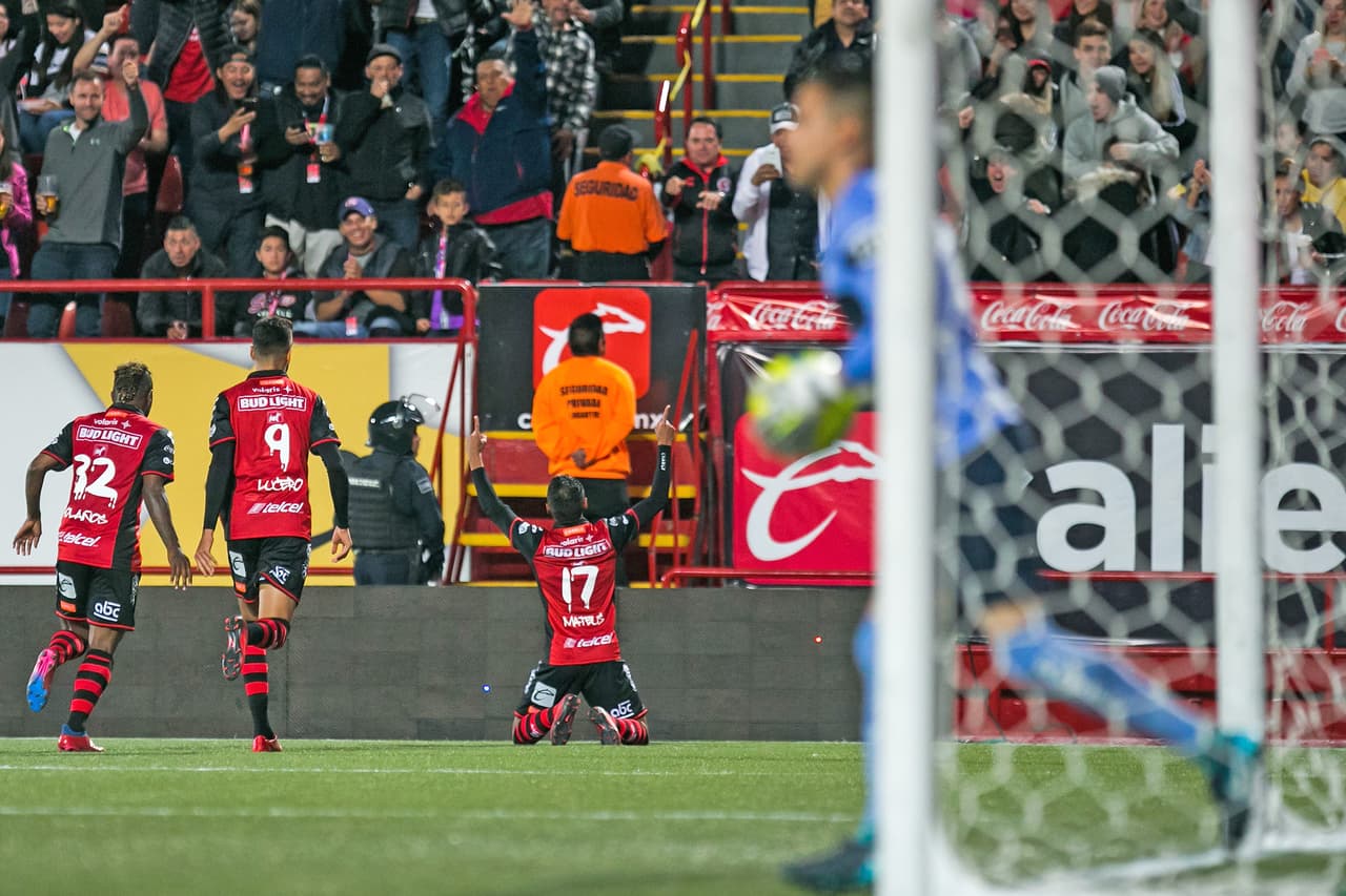Mateus Gonçalves igualó los cartones al minuto 9 tras un grosero error de la defensa universitaria.