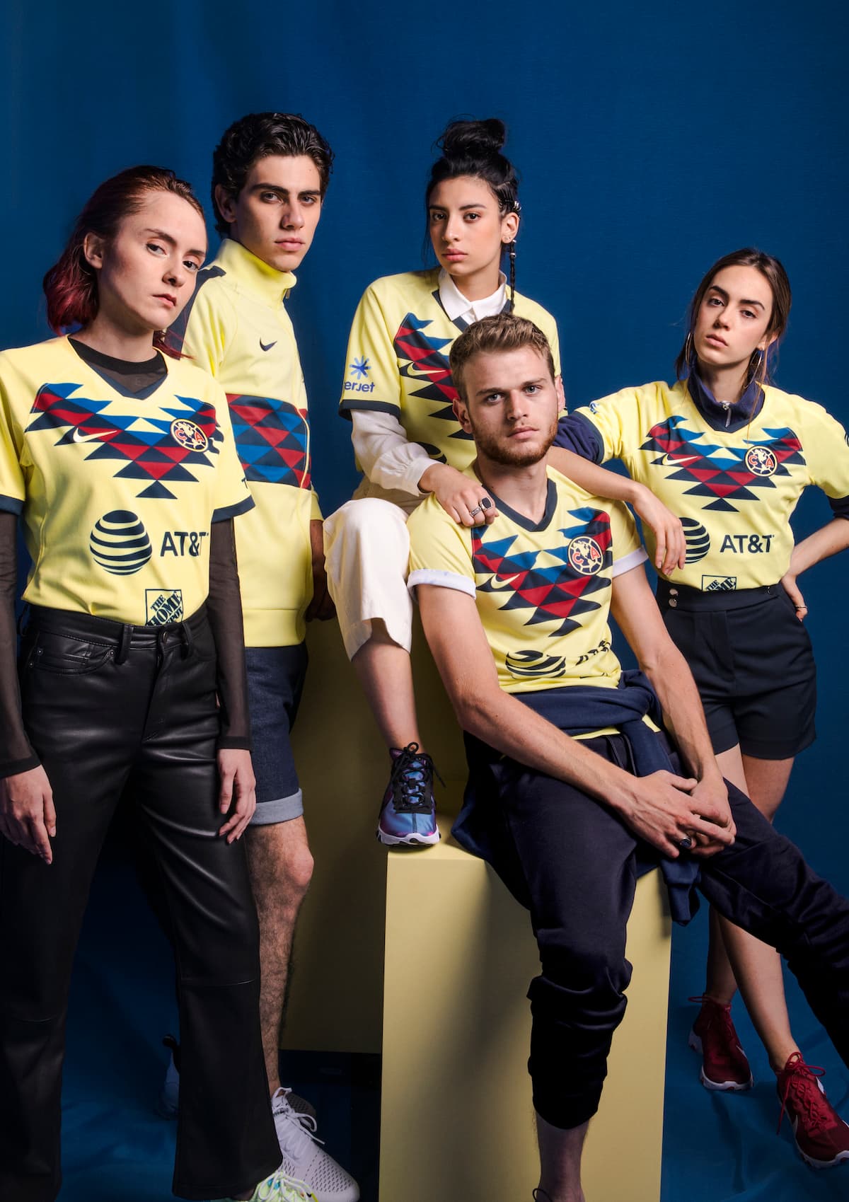 Los rumores se confirmaron y el América tendrá un jersey muy llamativo, que recuerda el diseño de la temporada 2017/18. Esta vez el patrón de las plumas del Águila en el pecho es mucho más pequeño, pero no deja de ser elegante.