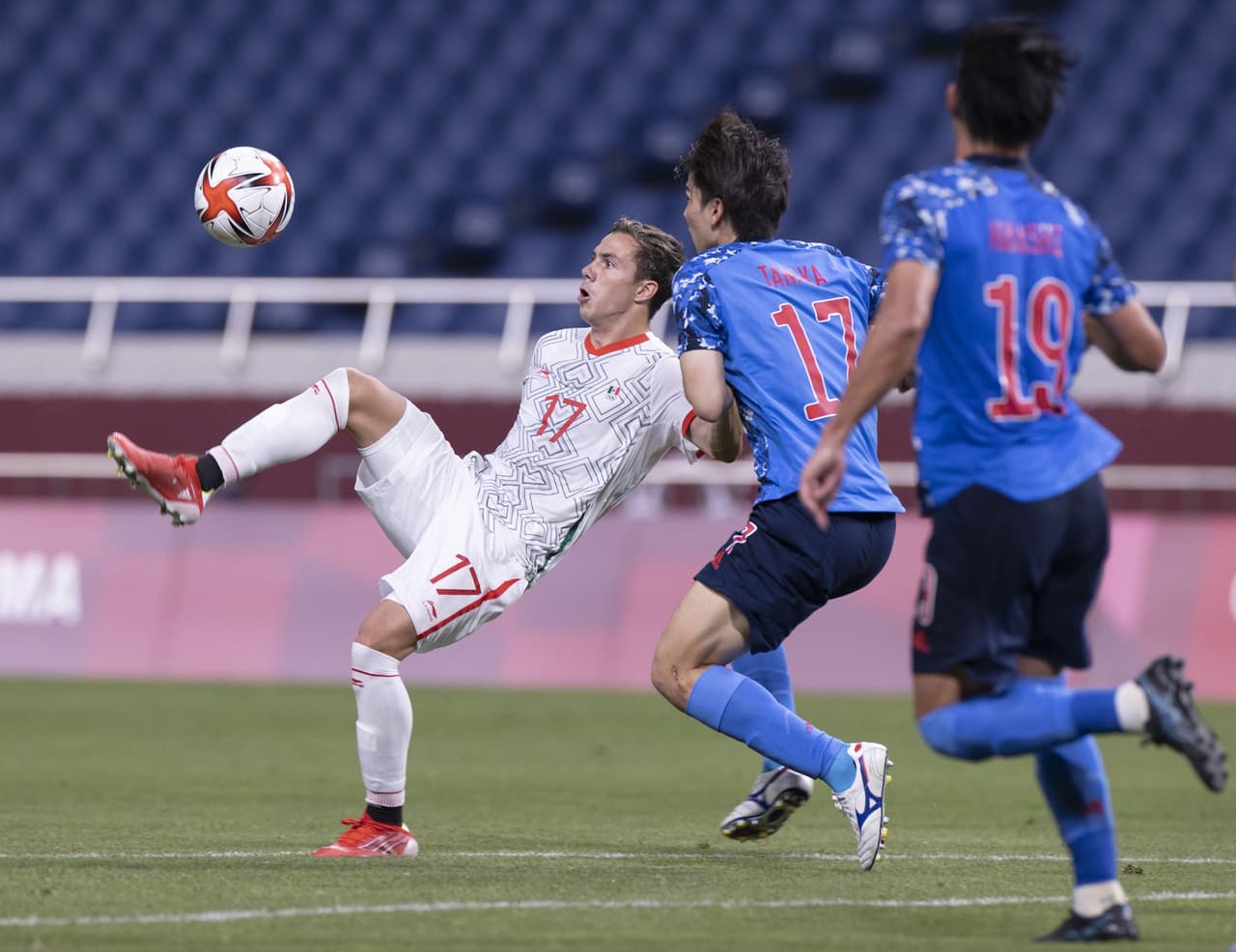 La selección mexicana cae ante los locales 2-1 durante su segundo partido en los Juegos Olímpicos de Tokyo 2020. México se jugará su pase a Cuartos de Final el miércoles ante Sudáfrica. Takefusa Kubo anotó el primer tanto para la escuadra nipona, seguido de Doan al 11'; el 'Piojo' Alvarado anotó al minuto 85' pero no le alcanzó a la escuadra azteca.