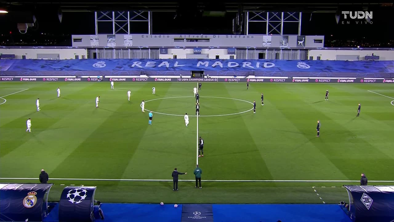 Arranca el partido y la pelota está en juego.