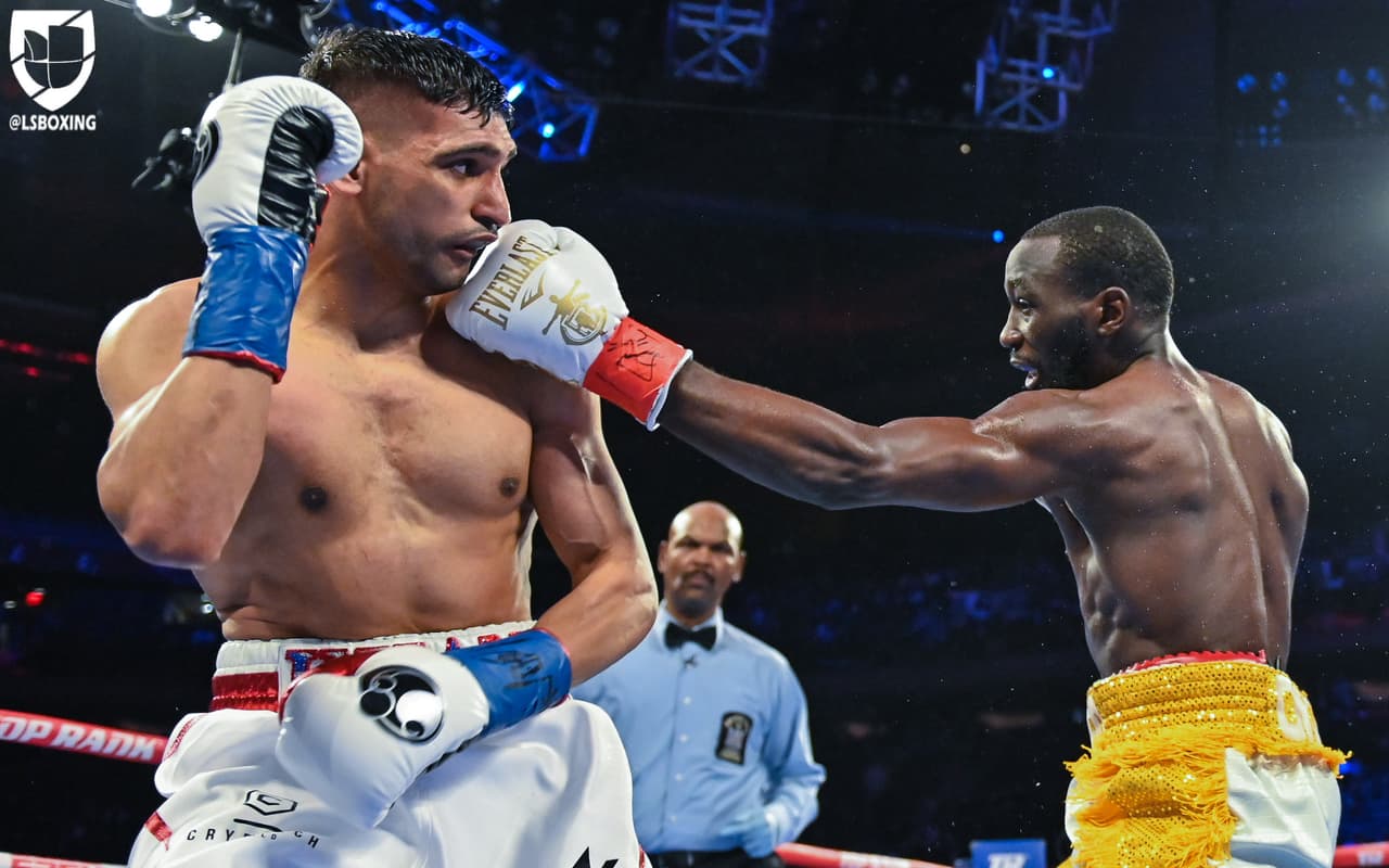 Terence Crawford retuvo su cetro wélter de la OMB tras dominar a Amir Khan en el Madison Square Garden de Nueva York.