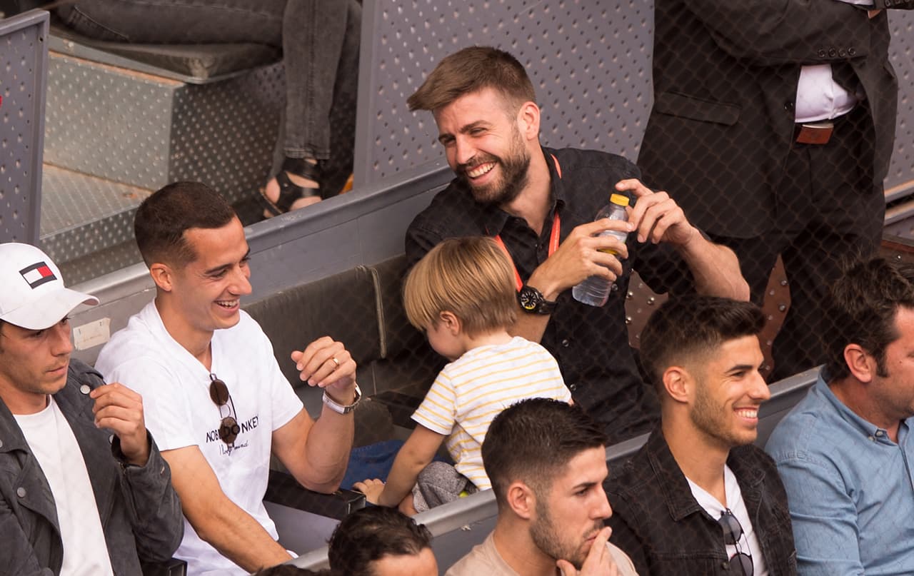 La presencia de Lucas Vázquez y Gerard Piqué en un reencuentro de Real Madrid y Barcelona entre risas fue parte de la jornada del Mutua Madrid Open, donde Rafael Nadal quedó eliminado.