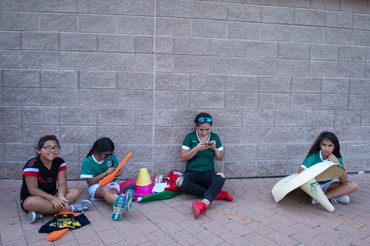 Mientras llegaba la hora del juego, los fanáticos descansaban del calor bajo la sombra.