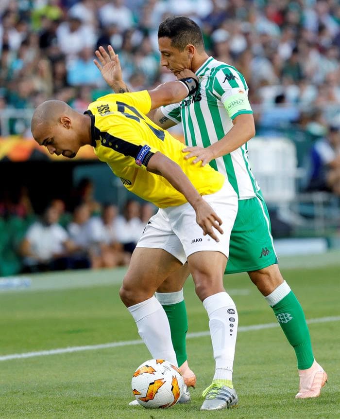 Impulsado por el propio Guardado, Betis ejerció presión sobr el visitante para irse arriba en el marcador.