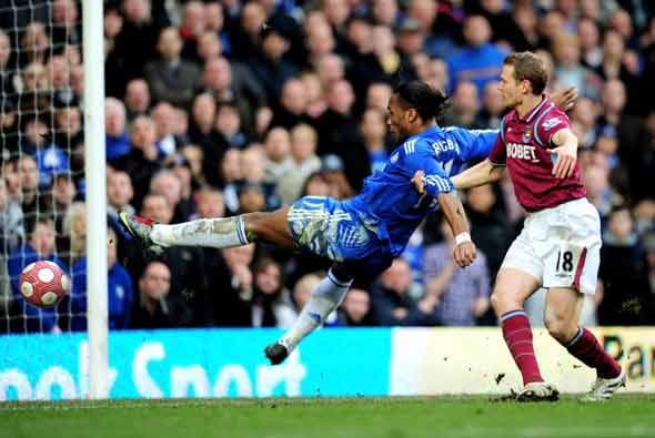 También goleó el Chelsea al West Ham con dos tantos de Drogba, incluido éste acrobático.