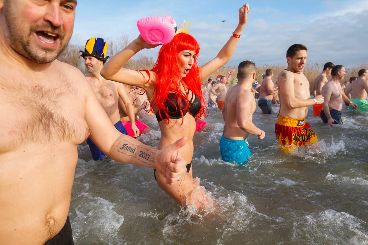 Las aguas heladas de la costa de Polonia, cerca de la ciudad de Gdansk, fueron escenarios de más bañistas que buscan suerte en el 2019.