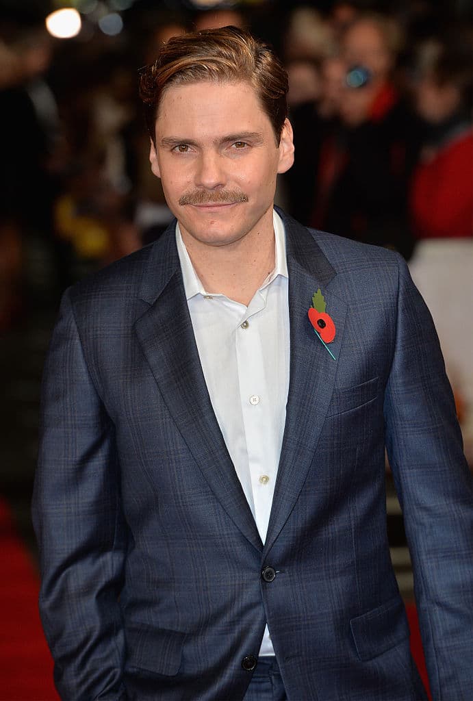 Después de huir a París, adopta una nueva identidad como propietaria de un cine. En otro lugar de Europa, el teniente Aldo Raine adiestra a un grupo de soldados judíos para atacar objetivos concretos. Los hombres de Raine y una actriz alemana, que trabaja para los aliados, deben llevar a cabo una misión para hacer caer a los jefes del Tercer Reich.
<br>