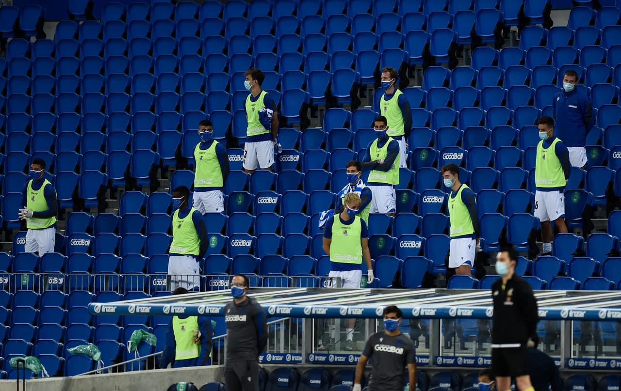 A los suplentes de la Real Sociedad les designaron lugares detrás de las bancas para que se sentaran respetando su distancia.