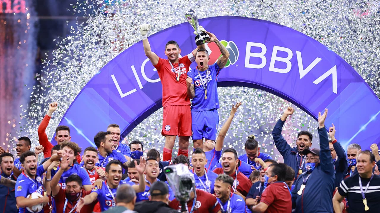 Comisario que tuvo altercado con Corona se tomó foto con el trofeo