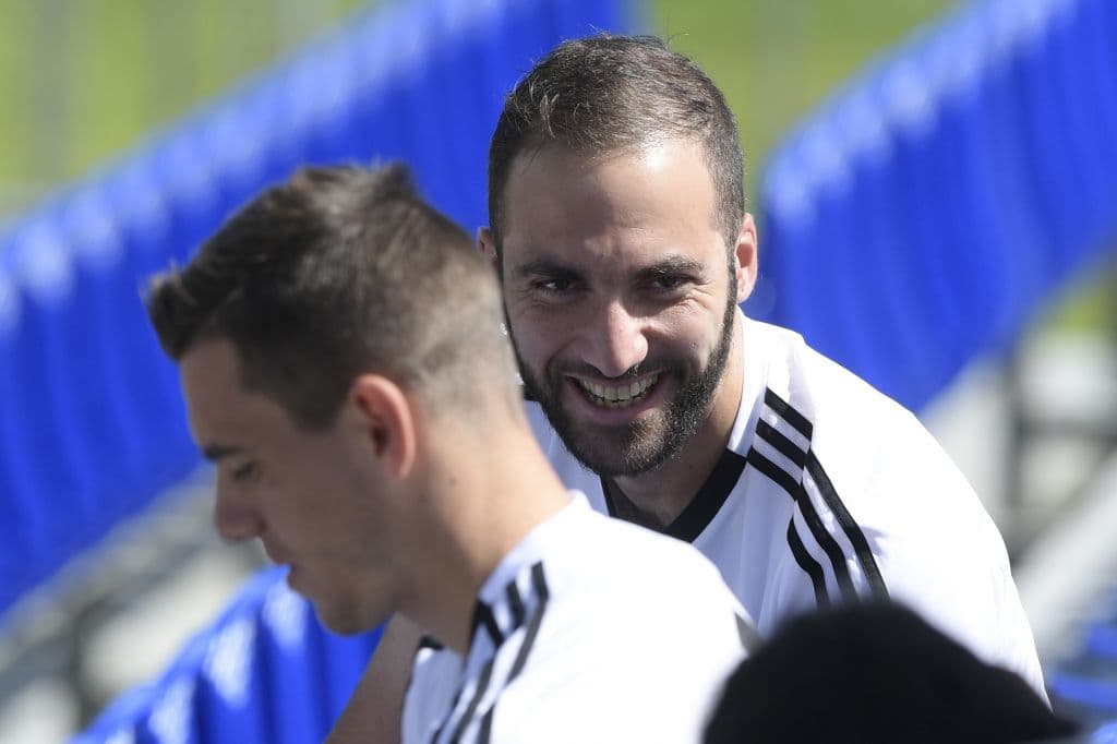 Al final, lo último que muere es la esperanza, y por ese motivo Gonzalo Higuaín esboza esa sonrisa, quizás sepa algo que nosotros no. La realidad es que Argentina debe ganar, no hay un mañana.