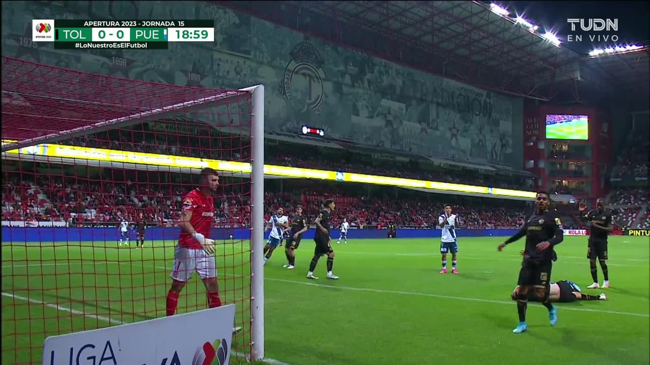 ¡TIRO ATAJADO! disparo por Guillermo Martínez.