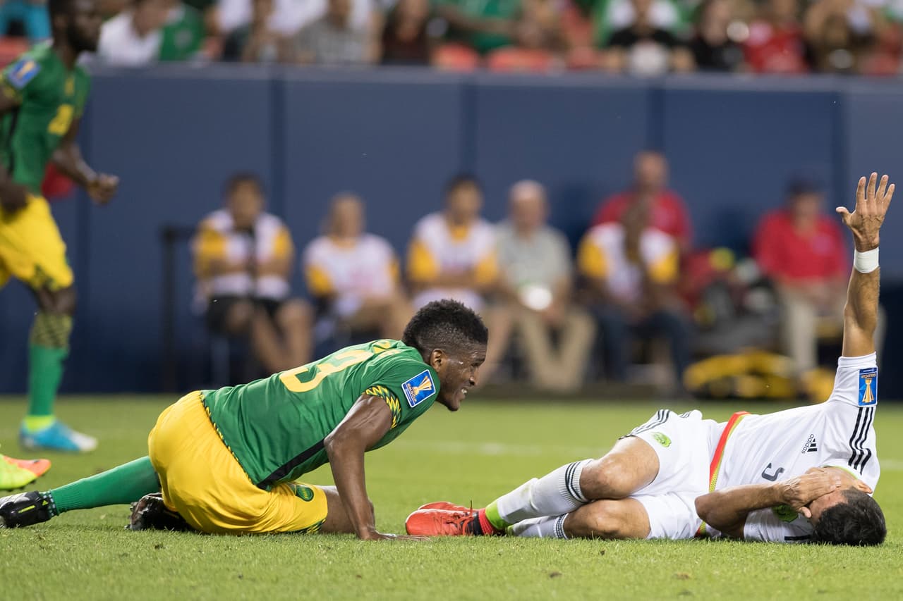 Los jamaiquinos en ocasiones recurrieron al juego fuerte y fueron muy recios para detener a los mexicanos.