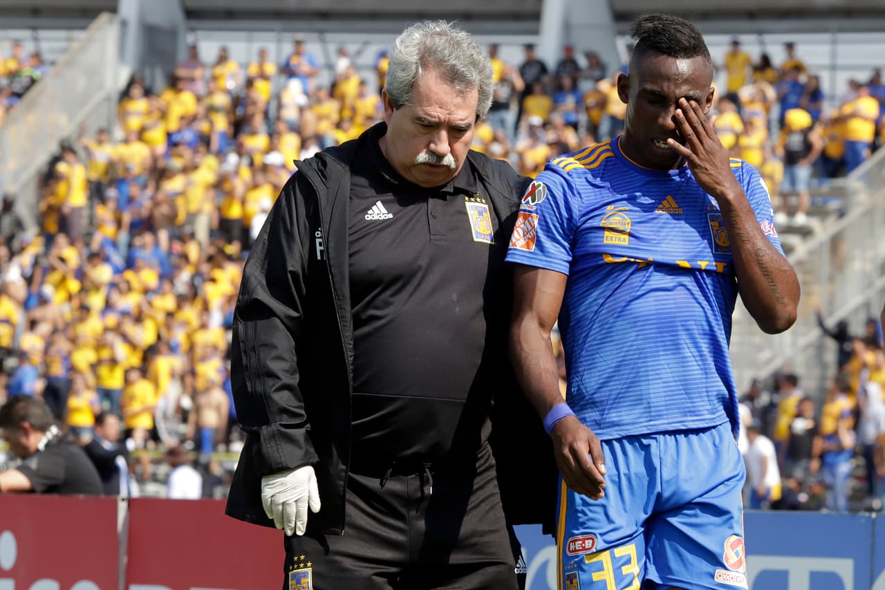 A los 36 minutos se marchó lesionado el colombiano Julián Quiñones (derecha) dando paso al chileno Eduardo Vargas.