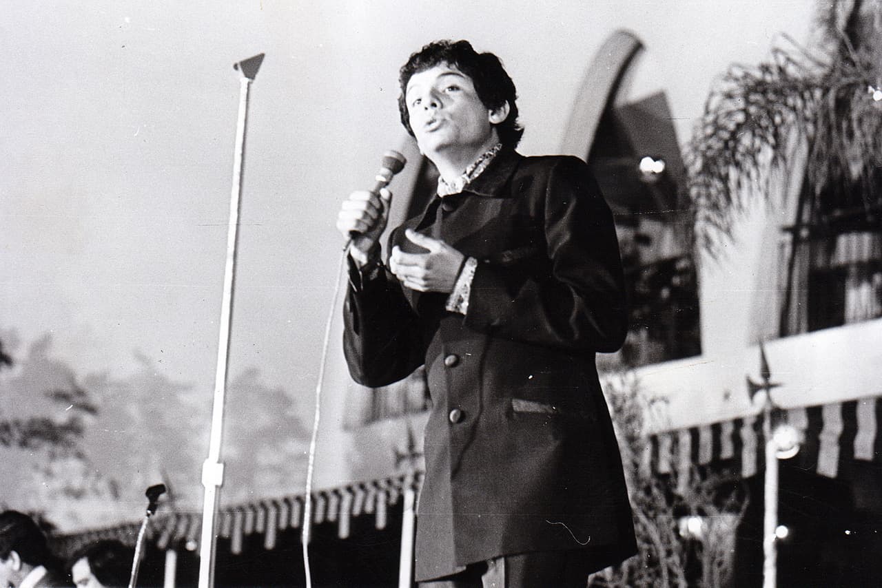 Con más de 40 años de carrera artística, 
<b>José José</b> viajó alrededor del mundo y vendió más 250 millones de discos.