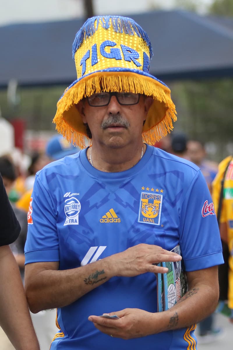 Fanático de Tigres en las afueras del Estadio Universitario de Monterrey, a minutos de iniciar el juego contra Toluca.