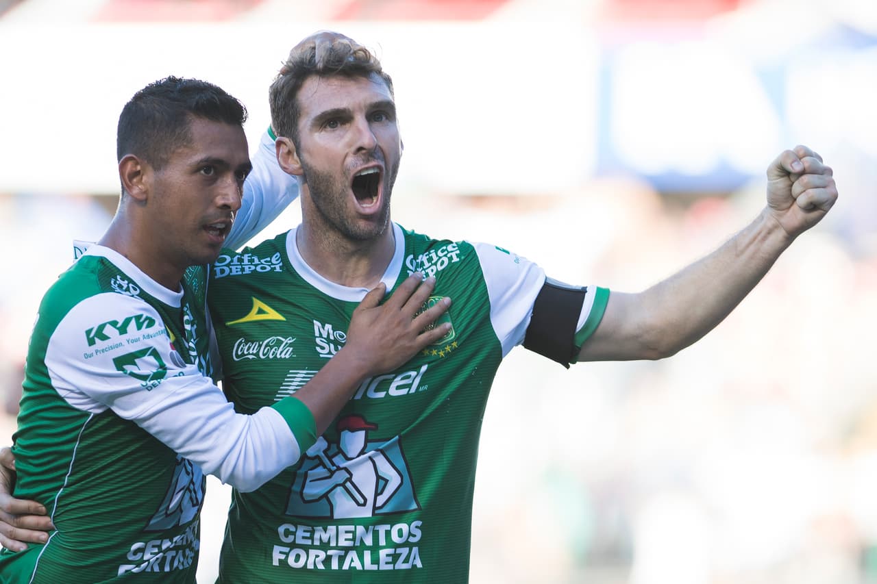 Dos zarpazos y León vence 2-1 a Gallos