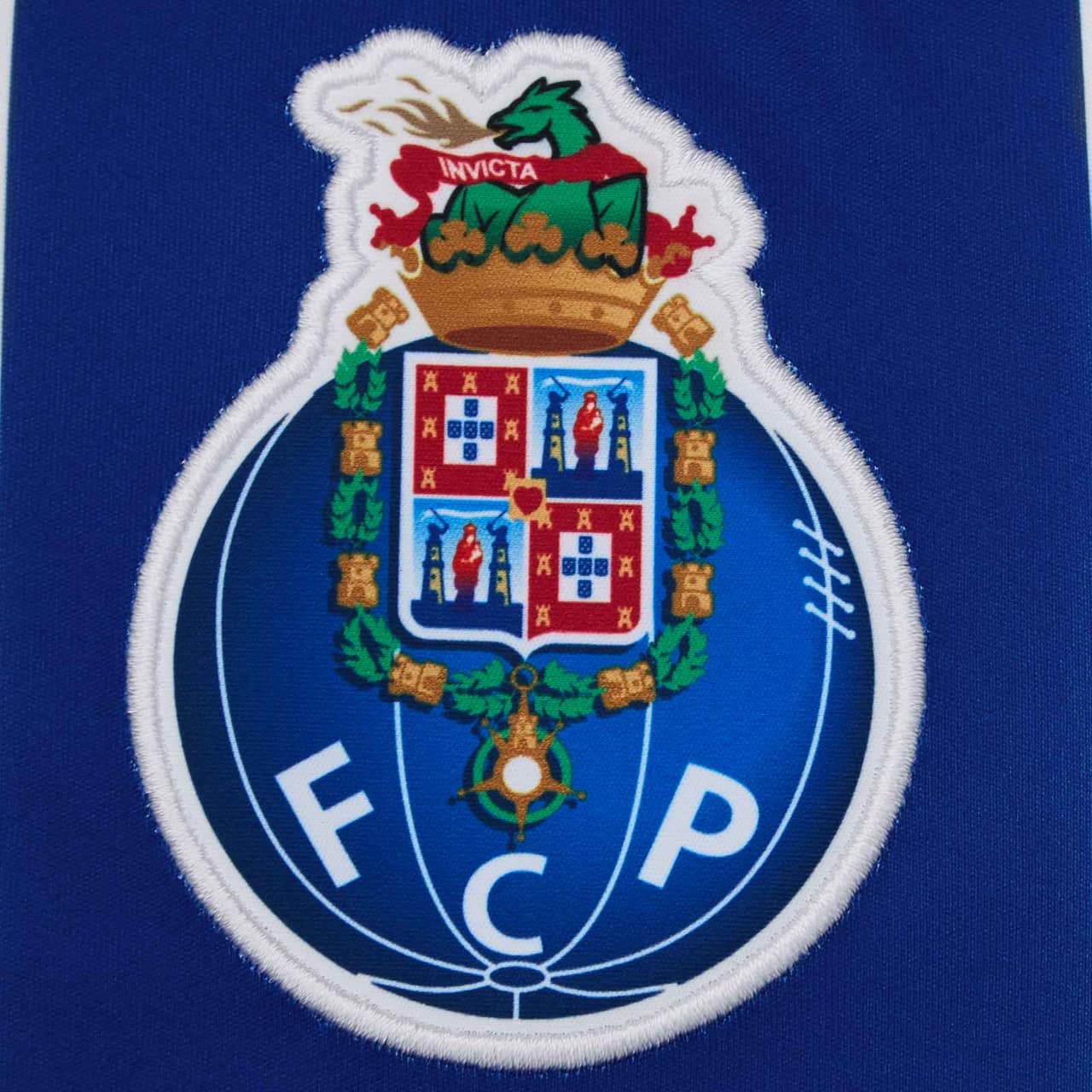 La pasión del Dragao y toda su afición en esta nueva temporada del fútbol europeo tendrá de nuevo las franjas gruesas en su playera. Pocos cambios, de hecho, tendrá la nueva prenda siendo el más notorio el de los hombros donde ya no existe el blanco sino que predomina el azul.