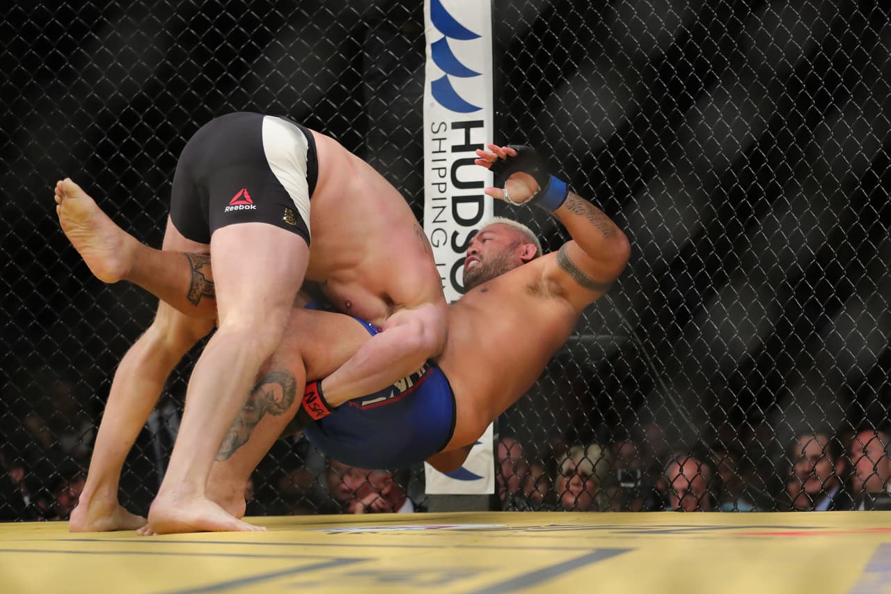 En el tercero Lesnar logró poner la pelea donde quería.