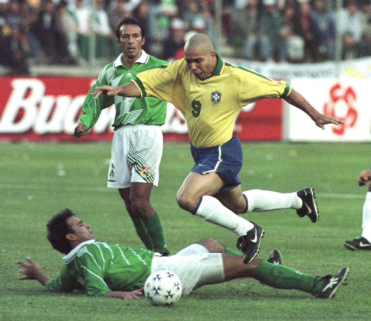 El brasileño Ronaldo Nazario fue el primer latinoamericano en ganar el premio y con 21 años y 3 meses ha sido el ganador más joven. Venía de tener una excelente temporada con Barcelona y arrancar su trayectoria con Inter de Milán en 1997, año del galardón. En Suramérica, se coronó campeón de la Copa América.