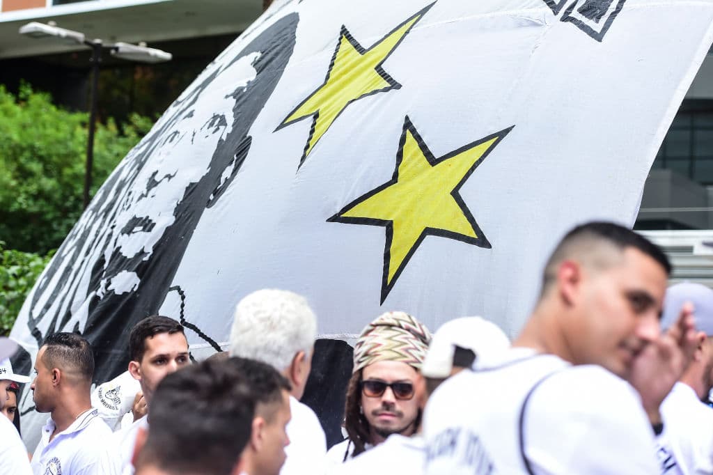 Seguidores de Pelé hacen vigilia frente a hospital para pedir por su salud 