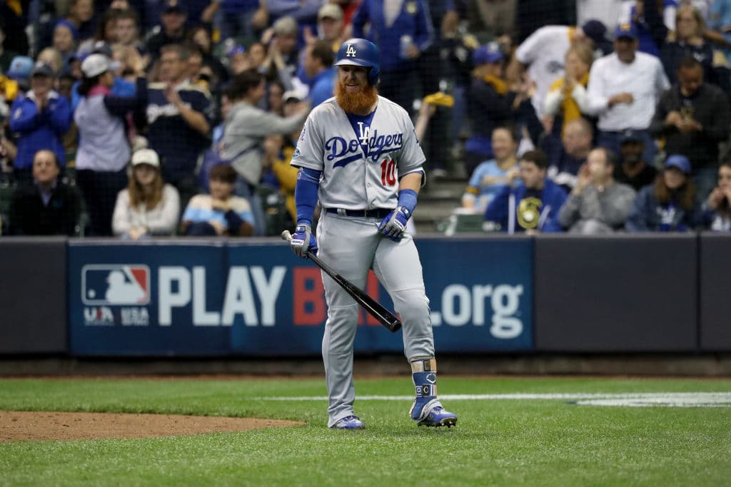 El tercera base de los Dodgers Justin Turner no tuvo un buen rendimiento en el fildeo al igual que los Dodgers que acumularon cuatro errores, incluyendo dos pasbol y una interferencia.