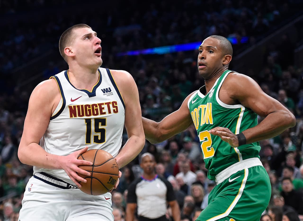 Nuggets 114-105 Celtics: Nikola Jokic se encargó de liderar el triunfo de Denver en su visita a Boston con un doble-doble de 21 puntos y 13 rebotes, muy a pesar de los 30 puntos de Kyrie Irving. Los Nuggets no le pierden la pisada a los Warriors y los igualaron en 47 victorias en la cima del Oeste.